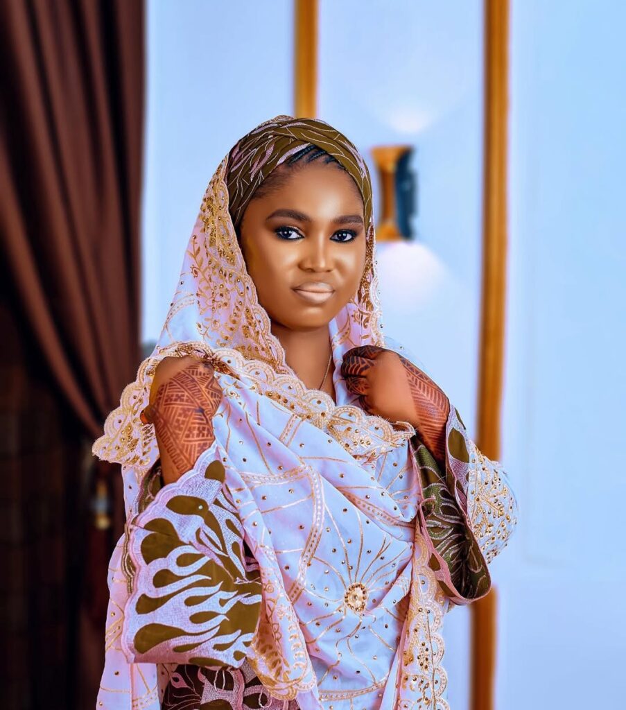 Photo of female hausa singer shamsiyya sadi